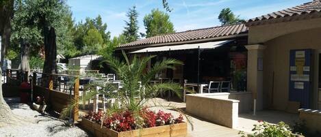 Lunsj og middag serveres, pizza, uteservering