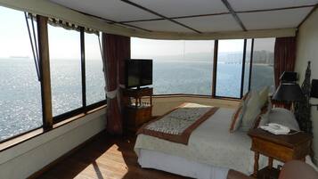 Laptop workspace, free WiFi, bed sheets