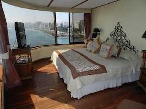 Laptop workspace, free WiFi, bed sheets