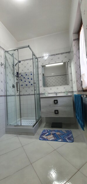 Shower, hair dryer, bidet, toilet paper - APARTMENT IN A BEAUTIFUL COMPLEX WITH POOL - VILLASIMIUS - FREE WIFI (Villasimius)