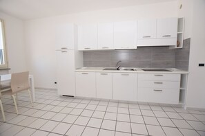 Refrigerador, placa de cocina, utensilios de cocina