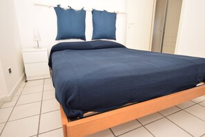 2 bedrooms, bed sheets - Promenade, overlooking the Marciana Marina promenade (Marciana Marina)