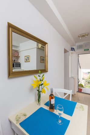 Apartamento, 1 quarto, vista para o jardim | Área de estar | TV de tela plana