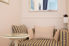 Apartamento, 1 quarto, vista para o jardim | 1 quarto, escrivaninha, quartos à prova de som