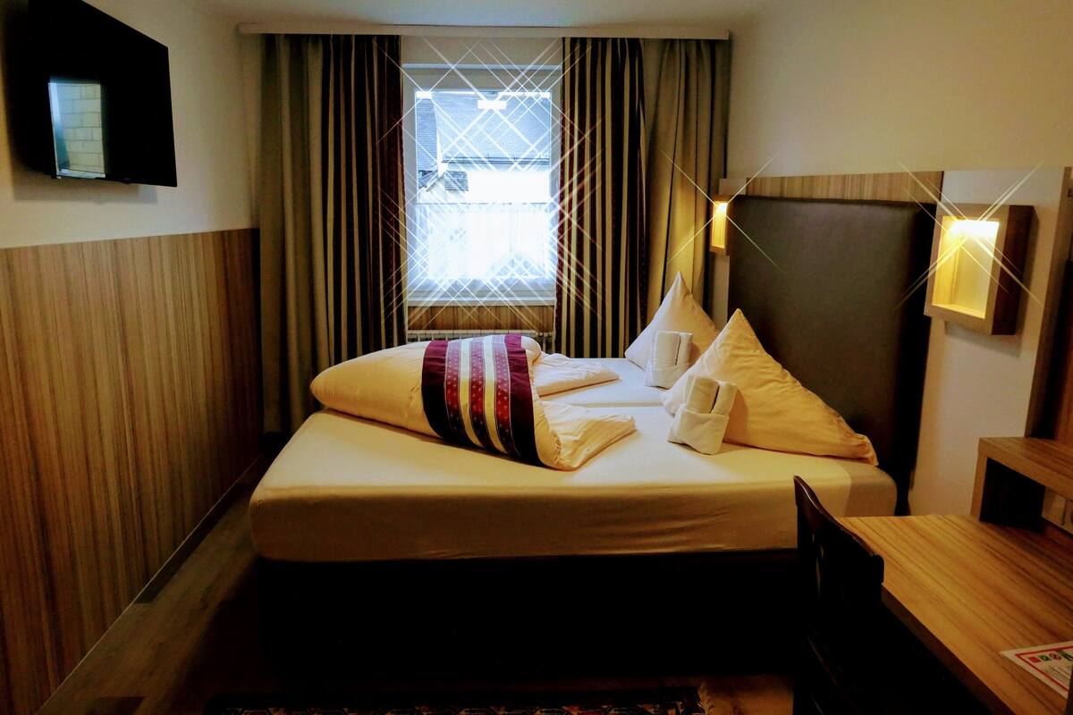 Habitación clásica doble | Escritorio, wifi gratis, ropa de cama