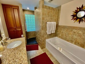 Bañera, secador de pelo, toallas, jabón