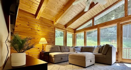 Secluded cabin on 22 acres beautiful views, new theater room, near Cades Cove!