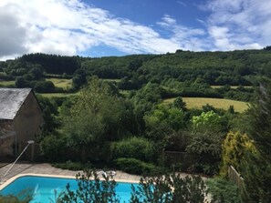 حمّام سباحة خارجي، حمّام سباحة مُدفَّأ