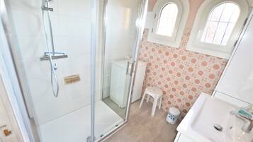 Douche, sèche-cheveux, serviettes fournies
