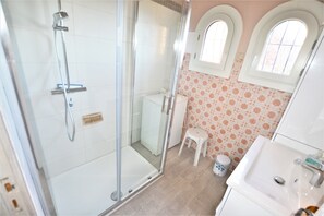 Shower, hair dryer, towels - South facing villa in Théoule sur Mer between Cannes and St Raphaël (Théoule-sur-Mer)