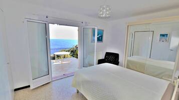 2 chambres, fer et planche Ă  repasser, draps fournis