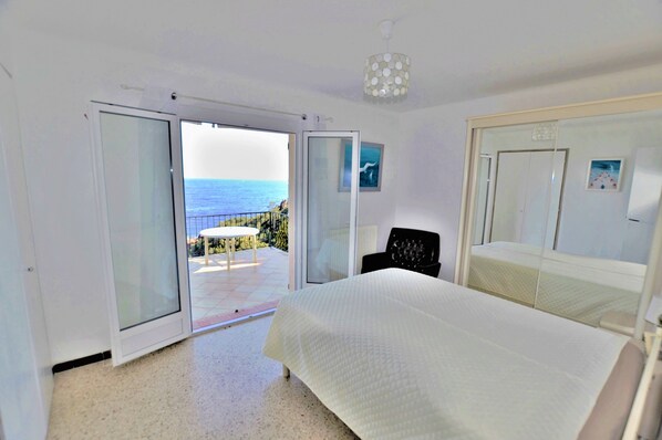 2 slaapkamers, een strijkplank/strijkijzer, beddengoed