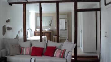 Iron/ironing board, free WiFi, bed sheets