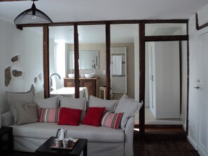 Double Room (Baigura) | Iron/ironing board, free WiFi, bed sheets - Chambres d'hôtes Chalbonia (Louhossoa)