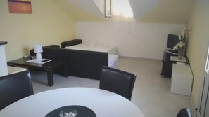 Apartamento, sacada, vista para o mar | Área de estar | TV de tela plana