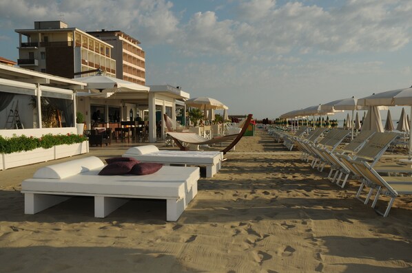 Plage privée à proximité, parasols