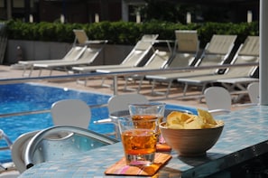 Bar en bord de piscine