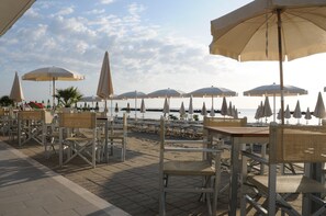 Private beach nearby, beach umbrellas - Color Palace Lido Family Village (Ravenna)