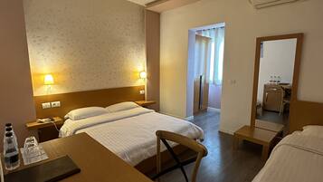Comfort driepersoonskamer | Luxe beddengoed, een minibar, een bureau, gratis wifi