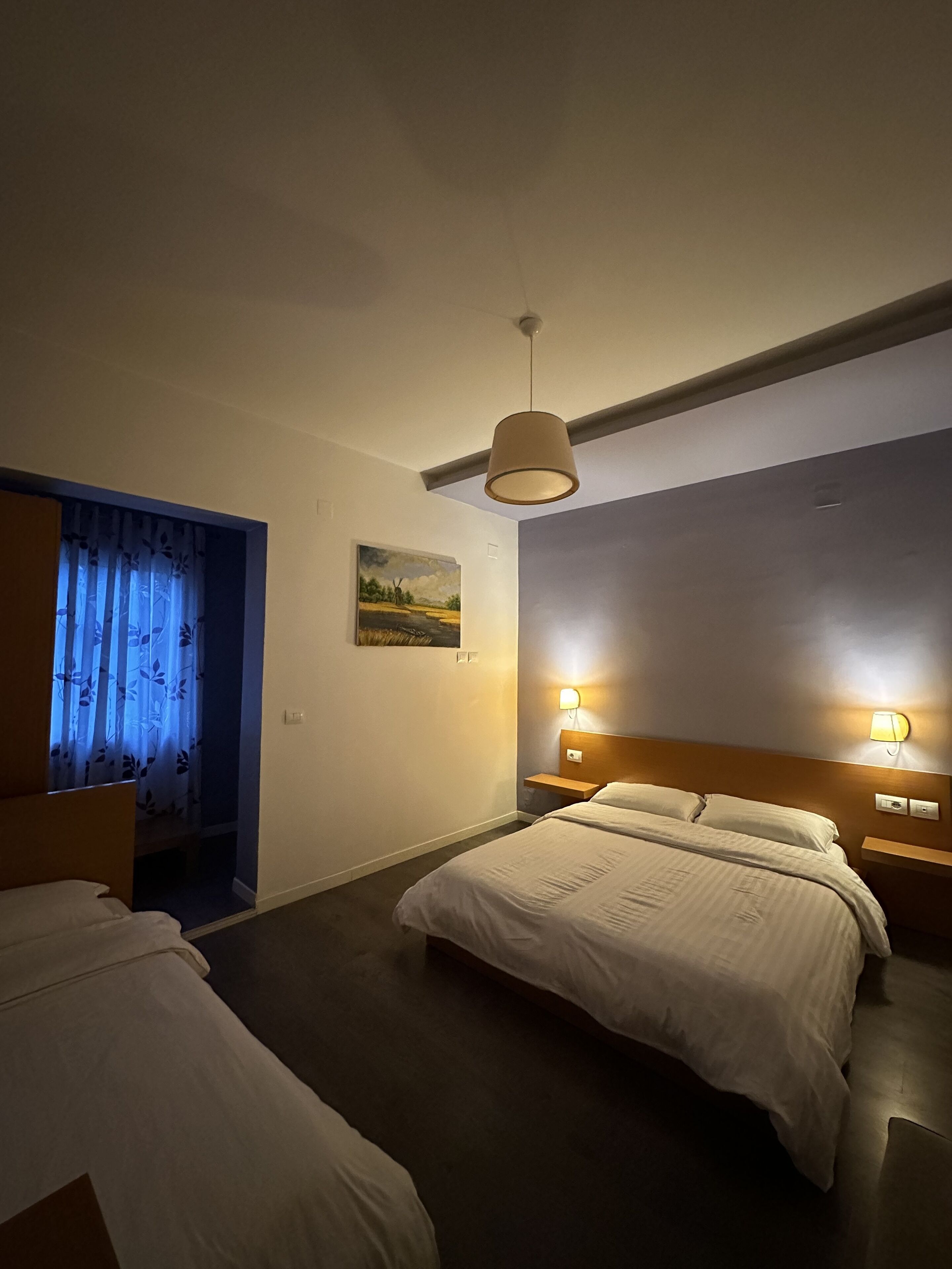 Chambre Triple Confort | Literie de qualité supérieure, minibar, bureau, Wi-Fi gratuit
