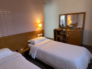 Phòng 2 giường đơn tiện nghi đơn giản | Bộ đồ giường cao cấp, minibar, bàn 