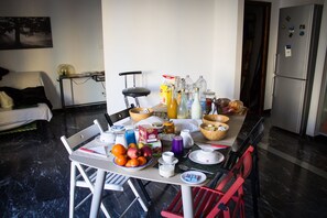 Tägliches inbegriffenes Frühstück zur Selbstbedienung