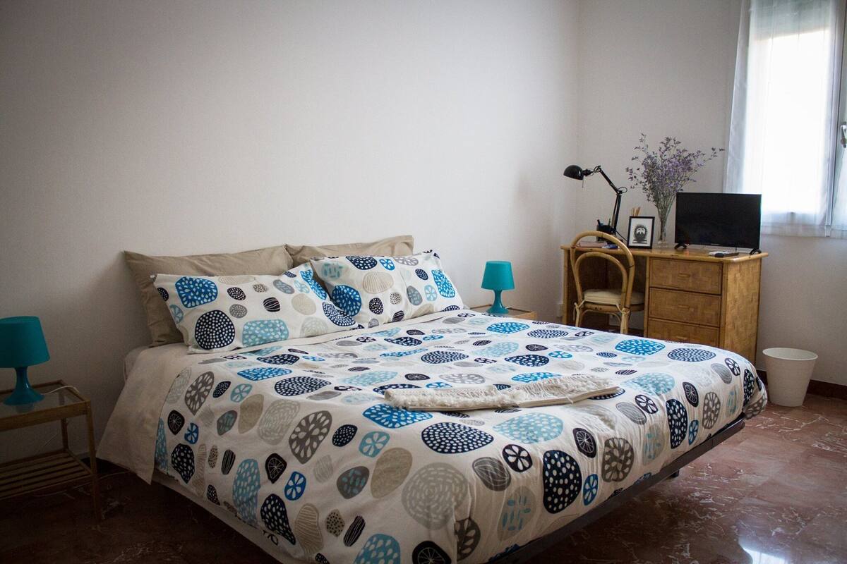 Habitación doble, baño en la habitación | Wifi gratis y ropa de cama