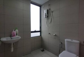 Combined shower/bathtub, hydromassage showerhead, hair dryer, slippers - Woodsbury Suite by Homez Suite (Butterworth)