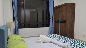 Une chambre à coucher avec un lit, une armoire, une fenêtre avec des rideaux et une lampe.