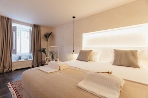 Quarto Standard | Πουπουλένια παπλώματα, κρεβάτια memory foam, χρηματοκιβώτιο στο δωμάτιο 