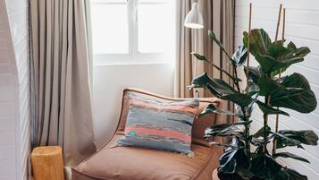 Quarto Deluxe | Selimut bulu angsa, busa memori, dan brankas