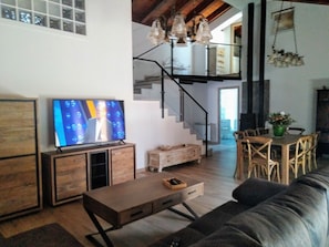 TV, fireplace