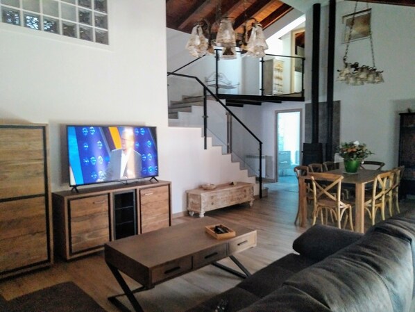 Télévision, cheminée