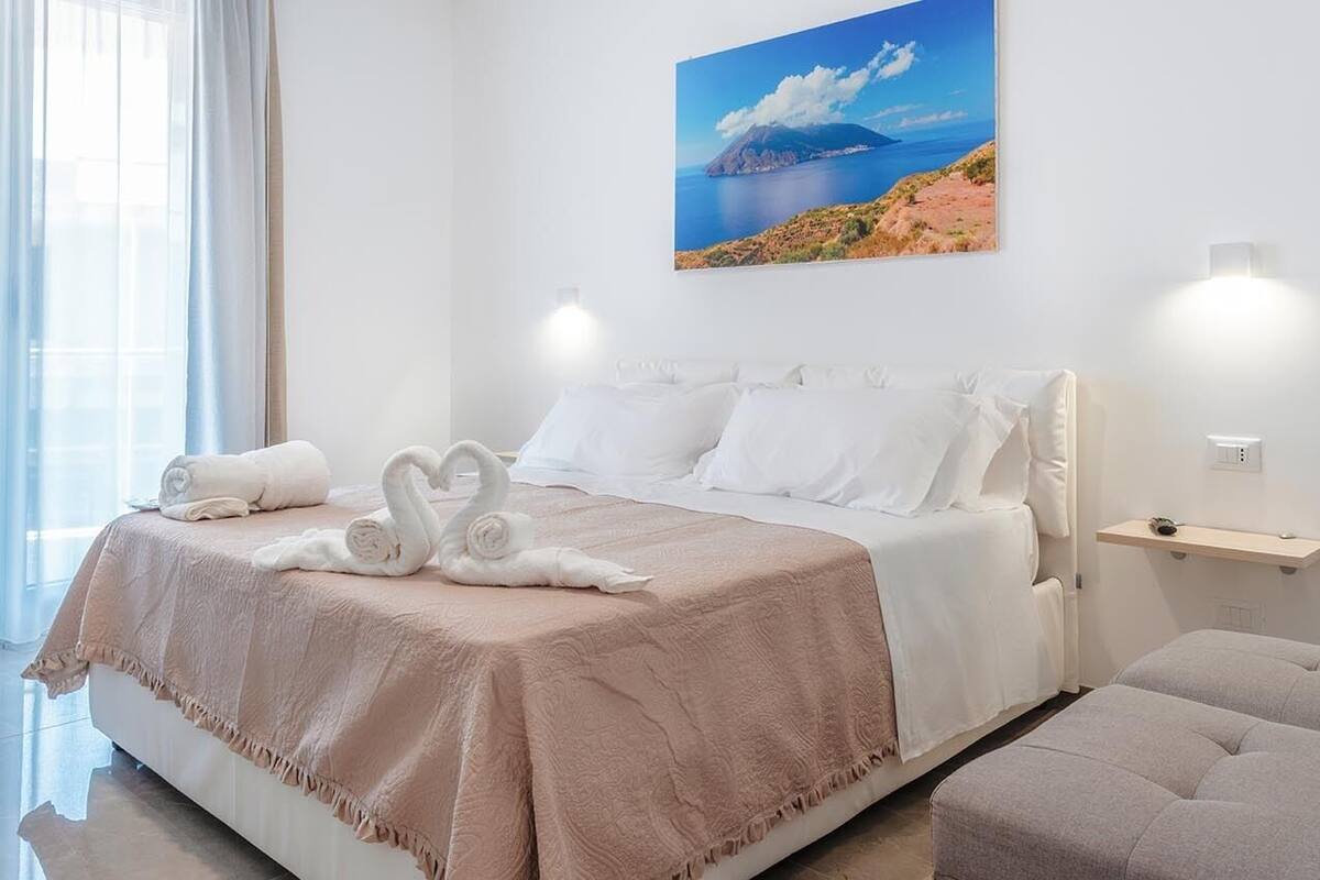 Triple Room (Lipari) | Minibar, desk, soundproofing, WiFi (free)