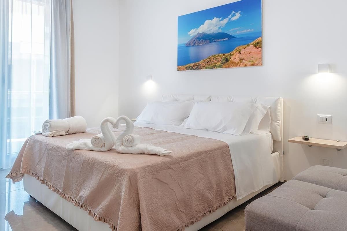 Triple Room (Lipari) | Bar mini, meja, kalis bunyi, Wi-fi percuma