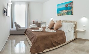 Triple Room (Lipari) | Minibar, desk, soundproofing, free WiFi - Mediterraneo Palace (Pachino)