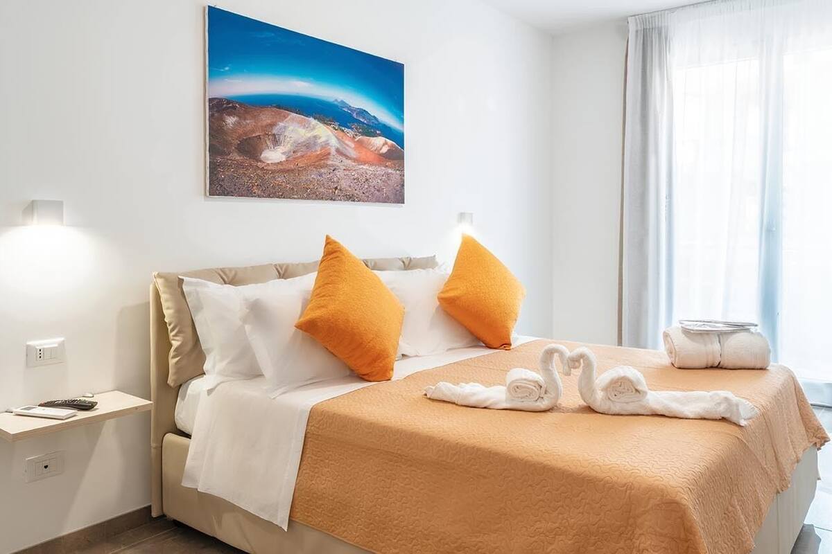 Triple Room (Vulcano) | Minibar, desk, soundproofing, WiFi (free)