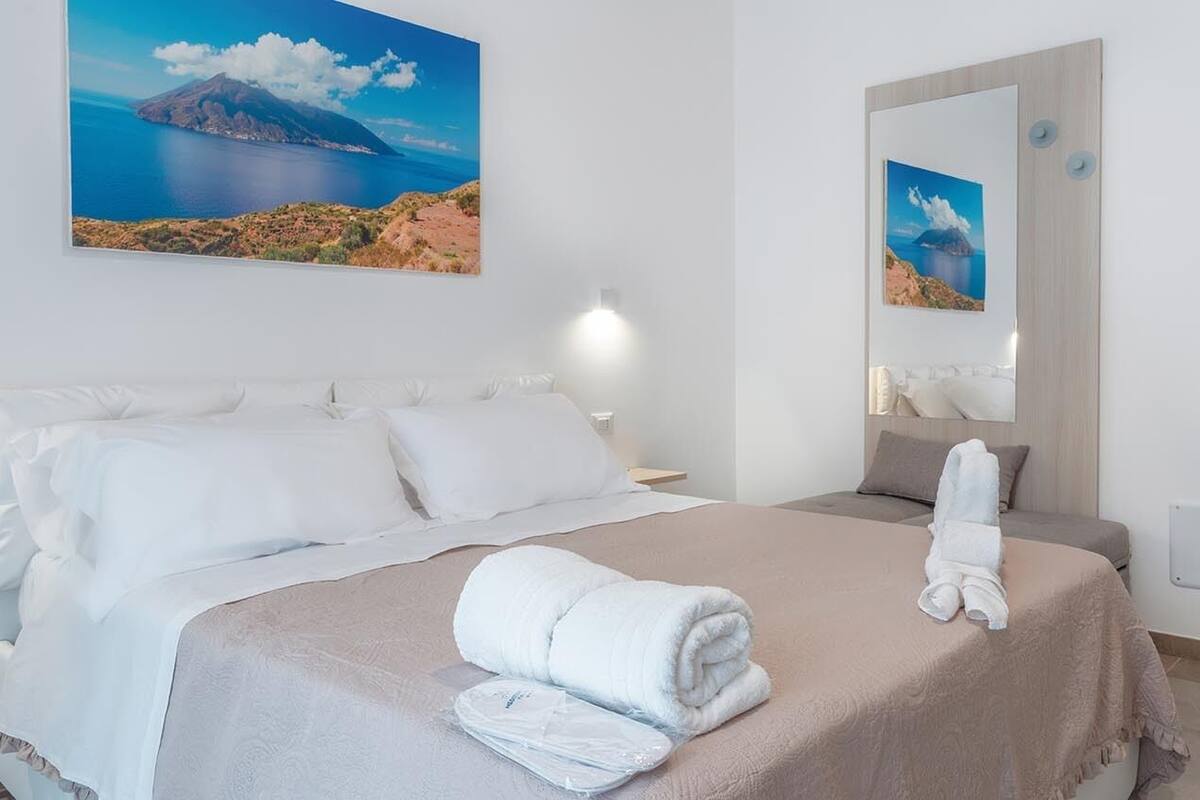 Triple Room (Salina) | Minibar, desk, soundproofing, WiFi (free)