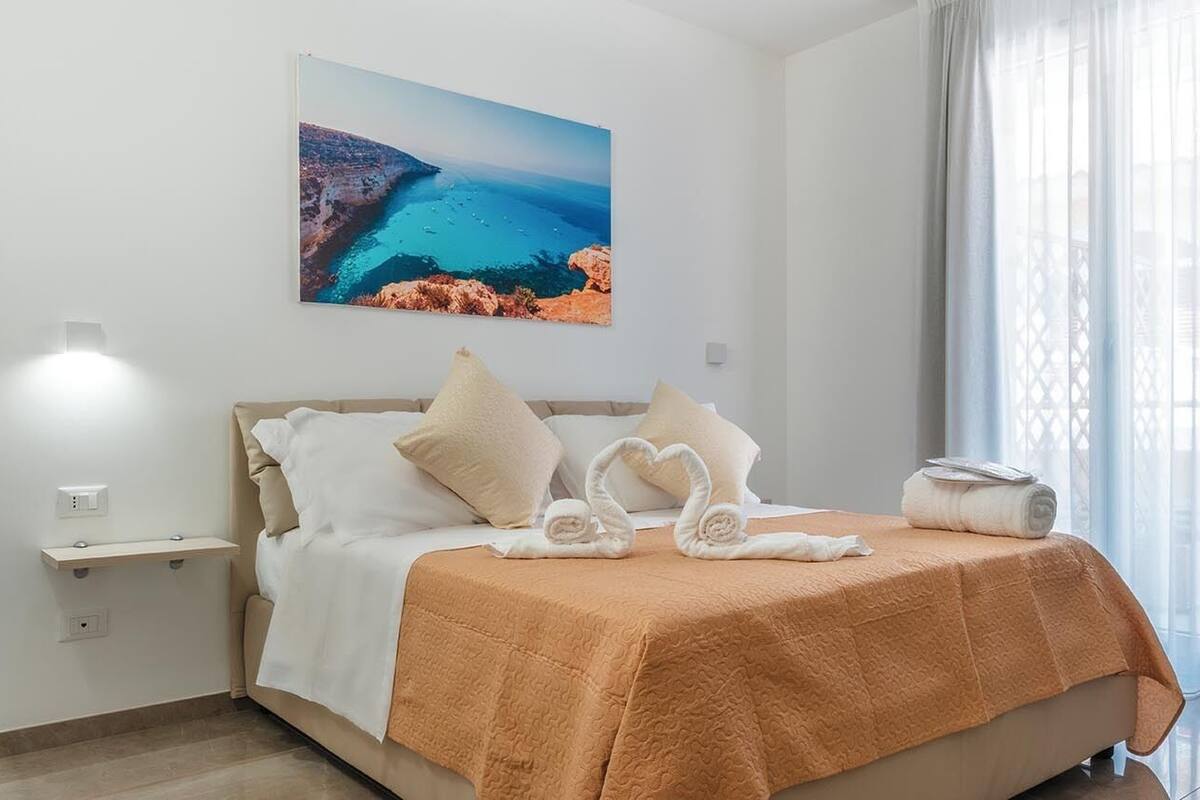 Double Room (Lampedusa) | Minibar, desk, soundproofing, WiFi (free)