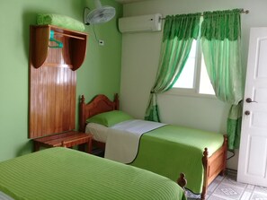 Cofres nos quartos, cortinas blackout, ferros/tábuas de passar roupa