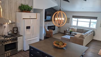 TV connectée, cheminée, table de tennis de table