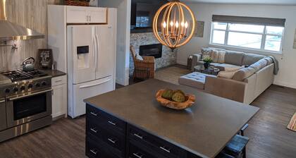 Massive, well-equipped game room and backyard in the heart of Fredericksburg!