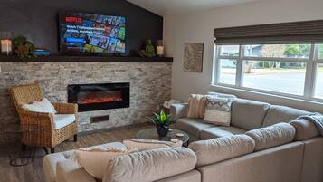 TV connectée, cheminée, table de tennis de table