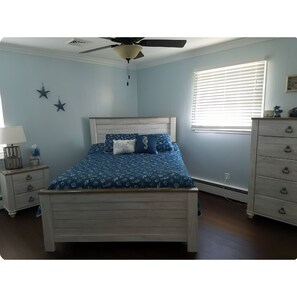4 bedrooms, iron/ironing board, WiFi, bed sheets