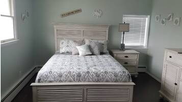 4 bedrooms, iron/ironing board, WiFi, bed sheets