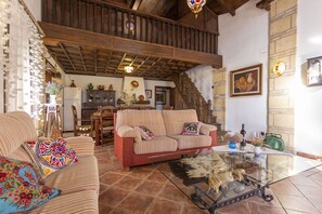 Una televisión, una chimenea