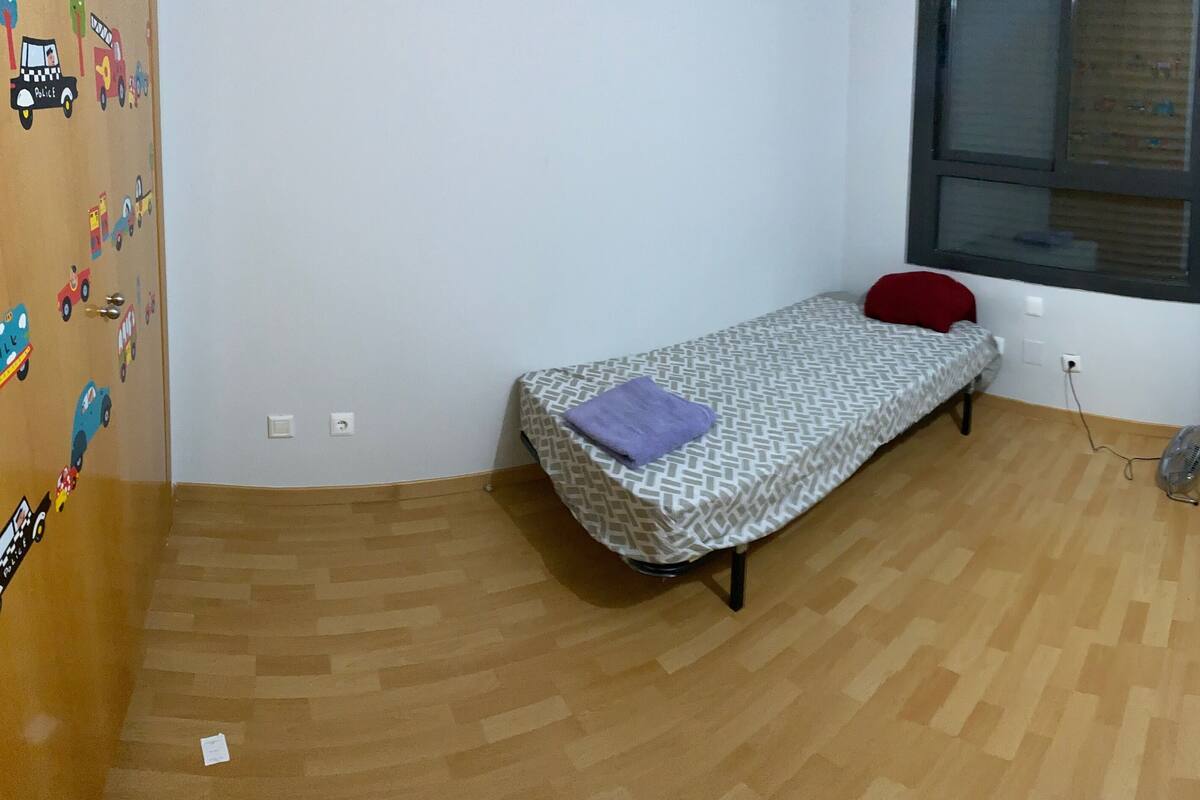 Camera Basic, 1 letto king, vista città | Wi-Fi gratuito, lenzuola