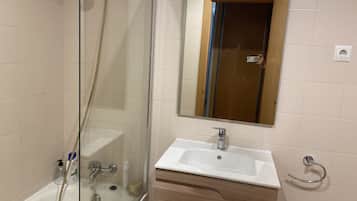 Economy Room, Shared Bathroom | Bathroom | Towels, soap, shampoo, toilet paper
