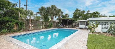 Piscina all'aperto, una piscina riscaldata
