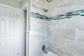 Combined shower/bathtub, towels, soap, shampoo